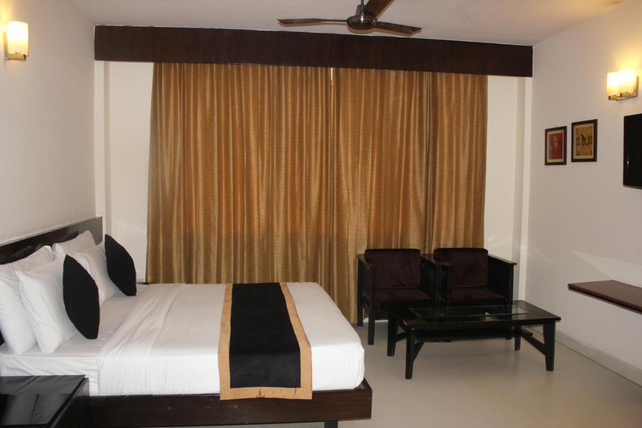 Aman Deluxe Hotel New Delhi Exterior photo